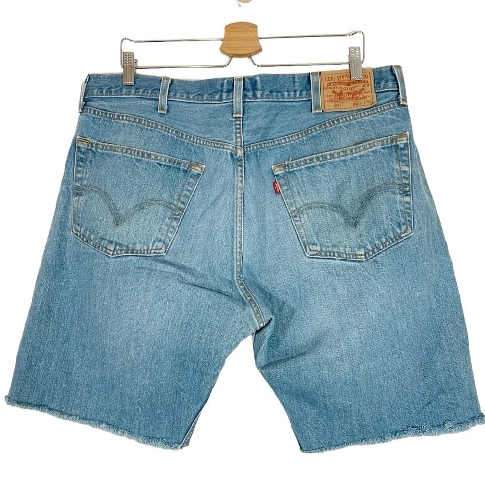 Vintage Levi's Relaxed Fit distressed Jean Shorts Size 40